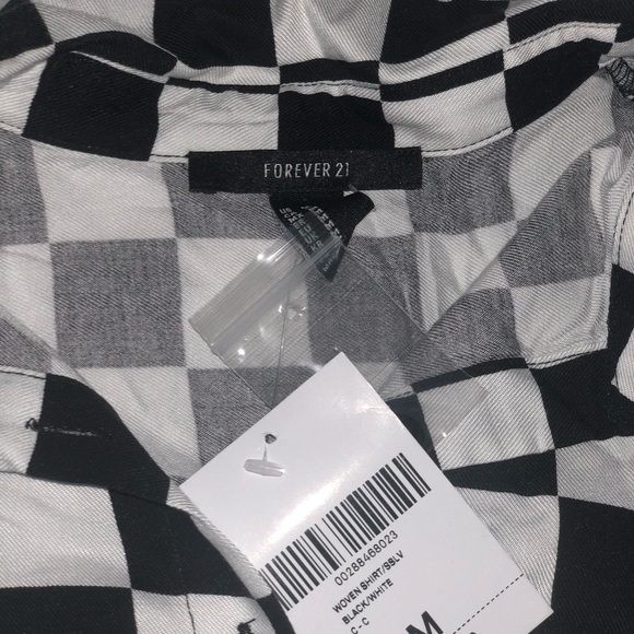 A crop top shirt from forever 21 - Picture 2 of 2